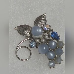 Vintage Women's Silver Blue Cluster Brooch - Brand Unmarked